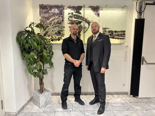 Neben Mario Daniel von der Bestattung Villach (r.) haben wir auch Nico Ciccarelli, Kremationsassisent, kennenlernen dürfen. | Foto: MeinBezirk.at