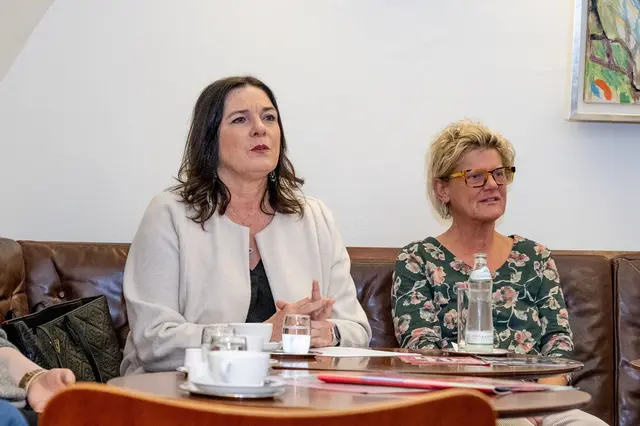 Vizebürgermeisterin und Kulturstadträtin Ingrid Zimmerling (links) ist es wichtig, den sozialen Gedanken des Stadtkinos weiterzuführen.  | Foto: Adi Aschauer