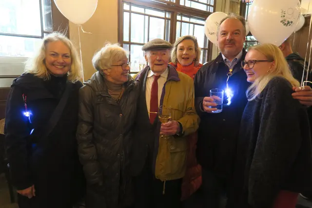 Reinhard Winkler (3.v.l) feierte seinen 90er im Beisein seiner Liebsten, die ihn vor seiner Wohnungstüre mit einem Ständchen überraschten. | Foto: Patricia Hillinger/MeinBezirk
