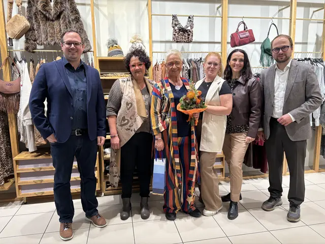 (v.l.) Harald Silva (Real 2000), die Inhaberinnen Rosi und Karin Wöhrer, Verkäuferin Nina Reindl, EZE-Zentrumsleiterin Doris Serdar und Eisenstadts Vizebürgermeister Istvan Deli.   | Foto: Stefan Schneider