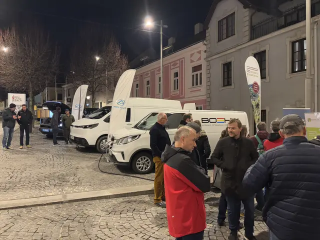 Vor der Generalversammlung gab es am Egon-Schiele-Platz in Neulengbach eine Roadshow. Dabei wurde das E-Auto als Speicher-Option demonstriert. | Foto: Lauren Fahrenberger / MeinBezirk
