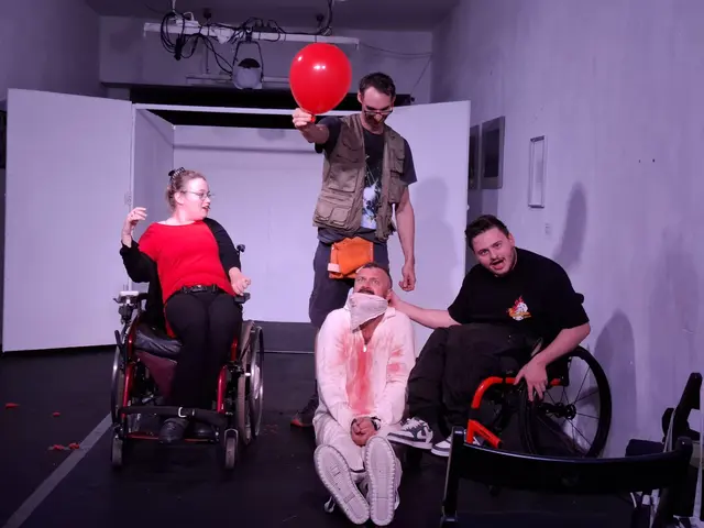 Die beiden Hauptdarsteller Christina Hofer (links) und Dominik Ertl (rechts) geben den Zuschauerinnen und Zuschauern einen Denkanstoß beim Theaterstück „Aktion Mutante". | Foto: Tanja Peball