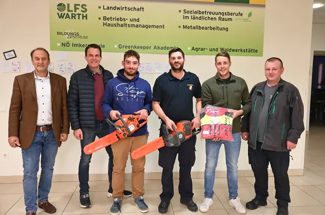(v.l.n.r.) Kursleiter Karl Lobner, Betriebsleiter Bernhard Schmid, die Sieger Markus Schröder und Manuel Stögerer, Drittplatzierter David Stachl sowie Verkaufsberater Christoph Konlechner  | Foto: Jürgen Mück