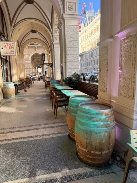 In der Nacht auf Mittwoch wurden die Fassade eines Wiener Lokals sowie ein parkendes Auto beschmiert.  | Foto: Vino Wien