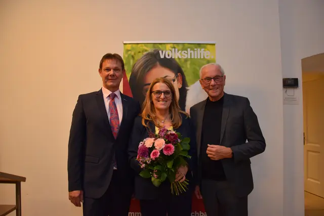 Volkshilfe-Vizepräsident Hans Hager, Staatssekretärin
Ulrike Königsberger-Ludwig und Volkhilfe-Präsident
Prof. Ewald Sacher. | Foto: Schingerling