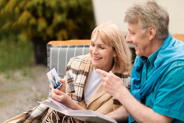 So sieht Liebe aus: 40 Jahre gemeinsam durchs Leben gehen – jetzt mitmachen und einen handgebundenen Adventkranz von Blumen Calovini gewinnen! | Foto: Smarterpix/Prostock-studio (Symbolbild)