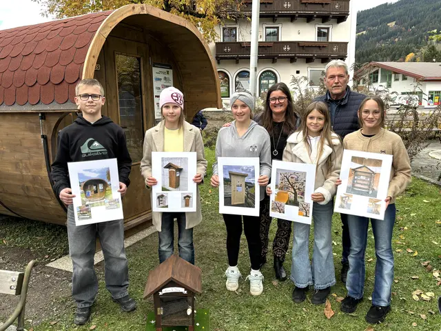 Fünf Projekte von Schülergruppen realisiert (hi. Dir. M. Oberlechner, Bgm. H. Berger). | Foto: Nikolaus Kogler