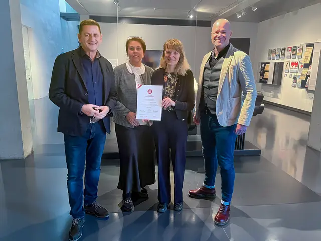 Bürgermeister Kurt Wallner gratulierte dem Team Susanne Leitner-Böchzelt &amp; Evelyn Hohl (Fachbereich KulturQuartier) sowie Markus Messics (Abteilungsleiter Kommunikation &amp; Kultur) zur erneuten Auszeichnung mit dem Österreichischen Museumsgütesiegel. (v. l.)
  | Foto: leopress