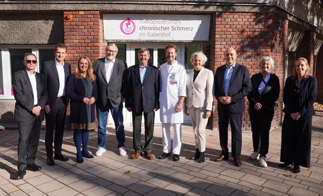 V.l.: Richard Crevenna, Michael Heinisch, Ulrike Königsberger-Ludwig, Peter Hacker, Bezirksvorsteher Erich Hohenberger, Manfred Greher, Agnes Streissler-Führer und Neos-Forschungssprecher Stefan Gara  vor dem neuen TCS.  | Foto: Andreas Pölzl/MeinBezirk