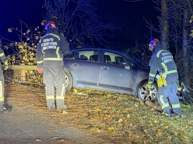 Einsatzkräfte sicherten am 4. November 2025 mehrere Unfallstellen in Tirol – von Personenschäden bis zu Fahrzeugabstürzen. | Foto: zeitungsfoto.at