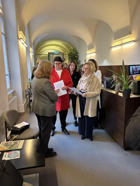 Die Vertreterinnen der Sozialpartner übergaben der Grazer Bürgermeisterin Elke Kahr einen offenen Brief.  | Foto: MeinBezirk/Markus Kropac