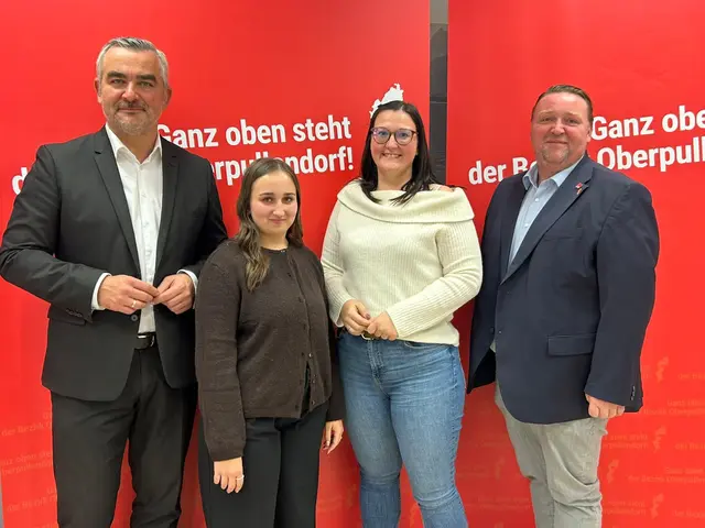 Santina Brenner (Mitte) übernimmt die Geschäftsführung von Patrick Brenner, unterstützt von Johanna Ranz. Bezirksvorsitzender Landesrat Heinrich Dorner gratuliert zur neuen Aufgabe. | Foto: Santina Brenner