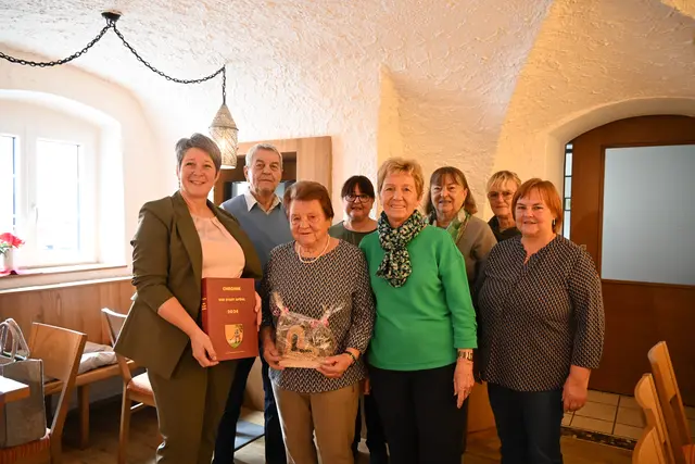 Vbgm. Gabriela Dietl (ÖVP), Robert Brandtner (Pensionistenverband) Leopoldine Beck, Sylvia Beck (Tochter), Elisabeth Brandtner (Pensionistenverband), Elfriede Planinc (Pensionistenverband), Waltraud Hollerer (Tochter) und Ingrid Braun (Tochter). | Foto: Stadtgemeinde Gföhl