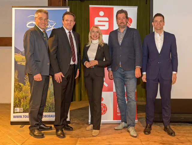 Landrat Otto Lederer, Tiroler Mobilitätslandesrat René Zumtobel, Euregio Inntal Präsidentin Barbara Schwaighofer, 1. Bürgermeister von Oberaudorf Matthias Bernhard und Arno Kuder (Referatsleiter Allgemeiner ÖPNV/Bayerisches Staatsministerium für Wohnen, Bau und Verkehr) (v.l.).  | Foto: Hans Osterauer