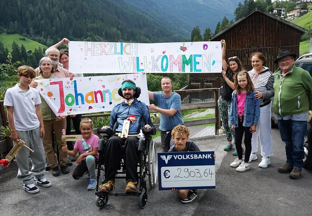 Die Familie von Johannes Dicht mit Ratschenbruder Edi Alber (rechts). | Foto: Paul Schranz