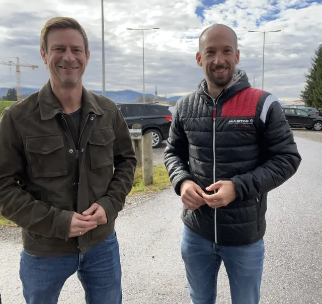 Freuen sich über die Verlängerung des Ersatzparkplatzes „P&amp;R 3" in Neumarkt am Wallersee: Vizebürgermeister Jan Hansel-Schierl (links) und Bürgermeister David Egger-Kranzinger (rechts). | Foto: Stadtgemeinde Neumarkt