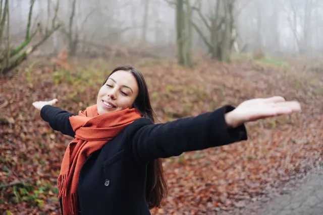 In Zeiten von Krisen kann das Vertrauen und der Glaube in ein großes Ganzes Halt geben und dabei helfen, dunkle Zeit zu bewältigen. | Foto: Adobe Stock/contrastwerkstatt