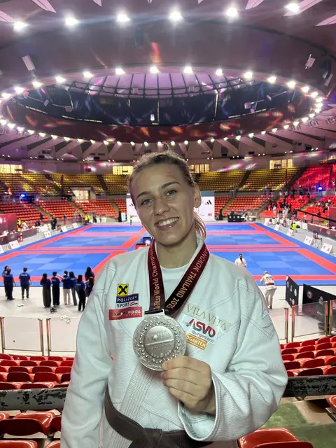 Die Silbermedaille nach langer Verletzungspause glänzt für Lisa Fuhrmann wie Gold.  | Foto: JJVÖ
