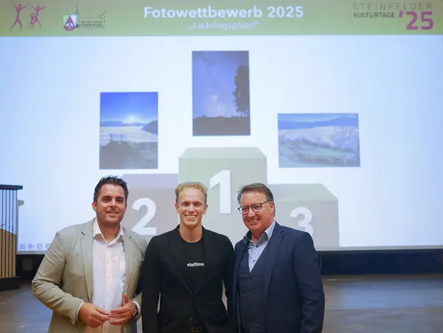 Von li-re: Ausschussobmann GR Matthias Pirker, Filmemacher Michael Trampitsch, Bgm. Ewald Tschabitscher | Foto: Marktgemeinde Steinfeld