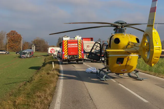 Großaufgebot von Einsatzkräften in Weißkirchen: Ein Crash zwischen Kleintransportern fordert zwei Schwerverletzte. | Foto: laumat.at