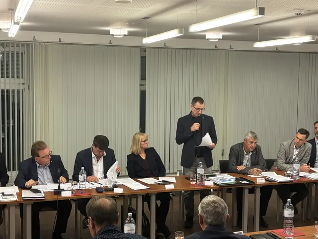 Stadtrat Wolfgang Huber (ÖVP) präsentierte die Beteiligung am Klimaneutralitätsfahrplan und die Auswirkungen auf die Stadtgemeinde Zwettl. | Foto: Bernhard Schabauer