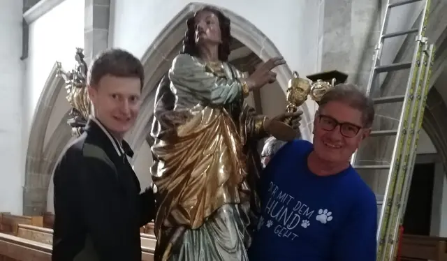 Die barocken Heiligenfiguren kommen wieder in die Kirche: Kaplan Johannes Hofer (l.) und Manfred Wittibschlager (r.) mit der Figur Johannes Evangelist. | Foto: Pfarre Gutau