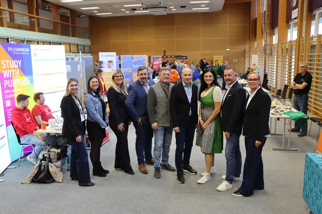 Die Kooperationspartner arbeiten Hand in Hand, um junge Talente in der Region zu halten (v.l.): Kerstin Brickmann-Fellner (AK), Anita Simoner (Land Steiermark), Alexandra Baumgartner (Bildungsdirektion), Ulrich Leopold (Bildungsdirektion), Günther Wagner(AMS) Jochen Werdertisch und Sonja Gölz (Regionalmanagement Obersteiermark Ost), Thomas Marichhofer und Martina Romen-Kierner (WKO)  | Foto: RM OSO/Hessenberger