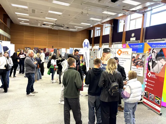 Großes Interesse am vielfältigen Bildungsangebot der Region – zahlreiche Besucherinnen und Besucher nutzten die Gelegenheit zum Austausch mit den Ausstellenden. | Foto: MeinBezirk