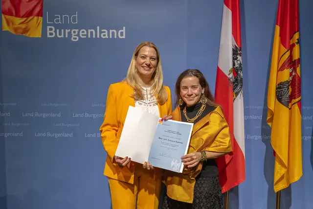 Daniela Winkler gratulierte Susanne Sommer zum Wettbewerbspreis in der Sparte „Literatur“.  | Foto: Landesmedienservice Burgenland / Christian Gmasz