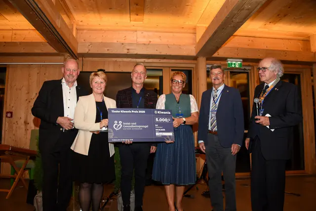 ÖkR Bgm Josef Ritzer Ebbs, Finanzreferentin Silvia Hauser, Josef Freisinger (Präsident KC Kufstein), Pflegeleiterin Andrea Scholz, Elmar Kobald, Past Lt. Governor und Heinz Lechner Lt. Governor Kiwanis Tirol (v.l.).  | Foto: Edit Stuefer