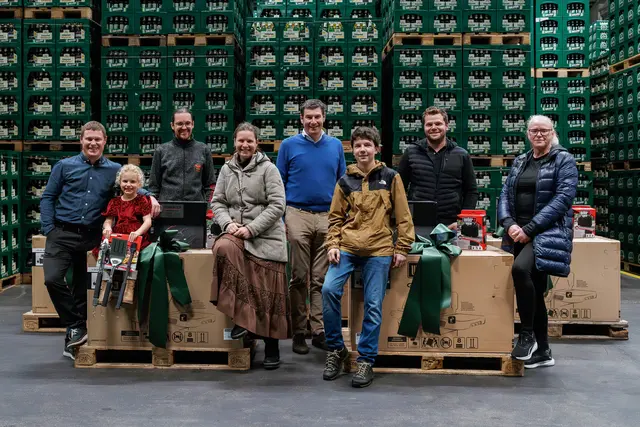 Anlässlich des 525-Jahr-Jubiläums veranstaltete Zillertal Bier ein großes Gewinnspiel. Die Hauptpreise – fünf Weber-Gasgrills – wurden vor Kurzem persönlich an die Gewinner:innen übergeben.

 | Foto: Zillertal Bier