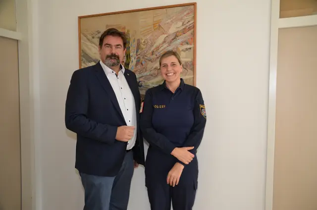 Bürgermeister Stefan Steinbichler mit der neuen Leiterin am Polizeiposten Purkersdorf Irene Schröpfer | Foto: Stadtgemeinde Purkersdorf