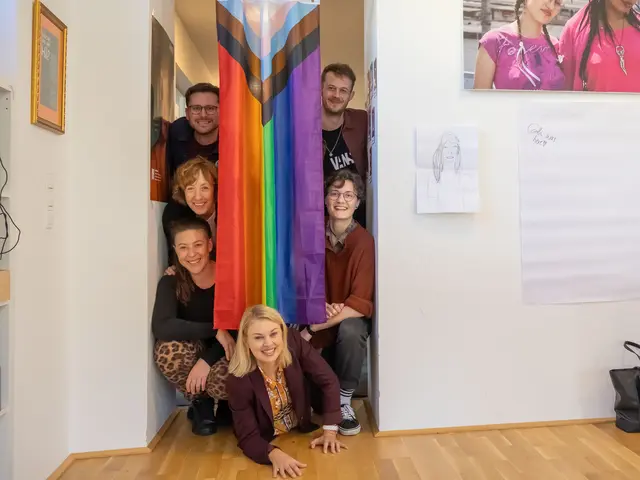 Vizebürgermeisterin Elisabeth Mayr (m.), Katharina Lhotta (Jugendzentrum Aranea, 1.R.l.), Cordula Hinterholzer (1.R.r.), Martina Steiner (2.R.l., POJAT – Plattform Offene Jugendarbeit Tirol), David Kaserbacher (3.R.r.) und Thomas Lechleitner (3.R.l.) (Zentrum Sexuelle Gesundheit) freuen sich über die Eröffnung des neuen Jugendzentrums. 

  | Foto: IKM/F.Bär