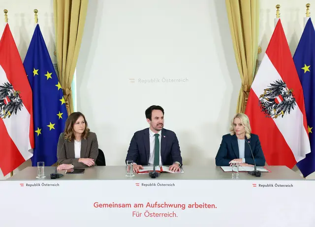 Am 5. November 2025 nahmen (v.l.n.r.) Bundesministerin Claudia Plakolm, Bundesminister Christoph Wiederkehr und Staatssekretärin Michaela Schmid am Pressefoyer nach dem Ministerrat teil. | Foto: Regina Aigner/BKA