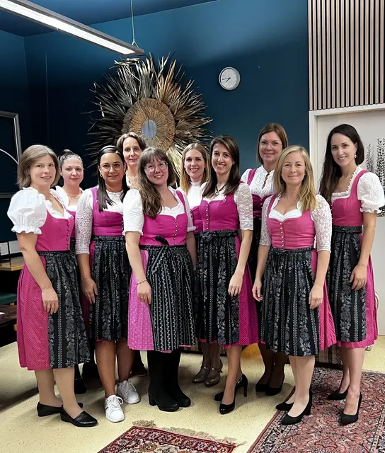 Die Damen vom Ladies Circle 13 Wels beim Netzwerkabend im OKV - gekleidet in Dirndln von der Trachten Wichtelstube. | Foto: Ladies Circle Wels