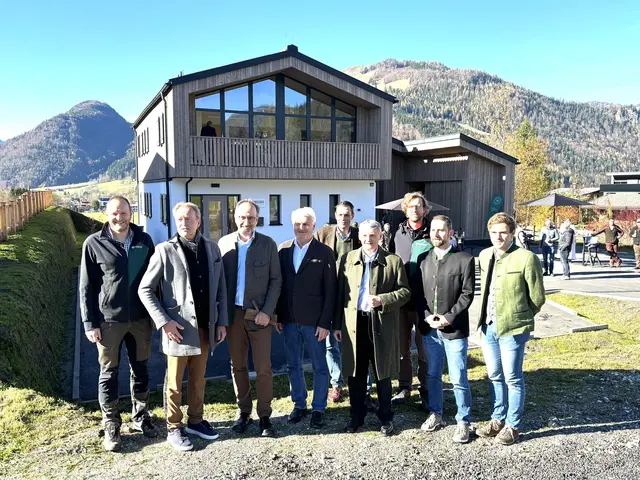 H. Embacher (ÖBf-Revierleiter Kössen), R. Jong (Vize-Bgm. Kirchdorf), H. Schmiderer (ÖBf-Betriebsleiter), G. Obermüller (Bgm. Kirchdorf), J. Fleckl (ÖBf-Projektleiter), G. Schöppl (ÖBf-Vorstand), M. Erhardt (ÖBf-Revierleiter Fieberbrunn), K. Streit-Maier (ÖBf-Bauleiter), N. Eder (ÖBf-Bauteam). | Foto: Nikolaus Kogler