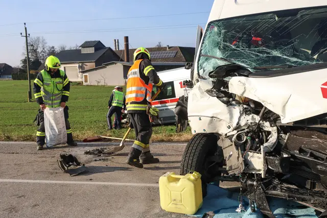 Großaufgebot von Einsatzkräften in Weißkirchen: Ein Crash zwischen Kleintransportern fordert zwei Schwerverletzte. | Foto: laumat.at