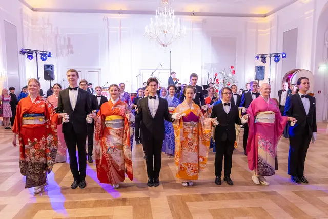 Der Auftritt der Debütanten ist Teil der Eröffnungszeremonie des Japan Balls in Wien. | Foto: Japan Ball
