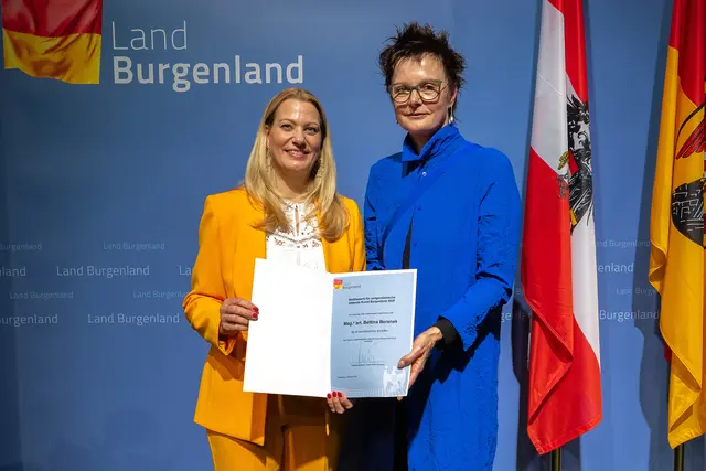 Landesrätin Daniela Winkler übergab Bettina Beranek den Wettbewerbspreis in der Sparte „Zeitgenössische bildende Kunst“.  | Foto: Landesmedienservice Burgenland / Christian Gmasz