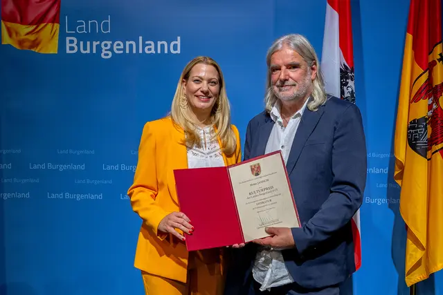 Heinz Janisch erhielt von Landesrätin Daniela Winkler den Kulturpreis 2025, Sparte „Literatur“.  | Foto: Landesmedienservice Burgenland / Christian Gmasz