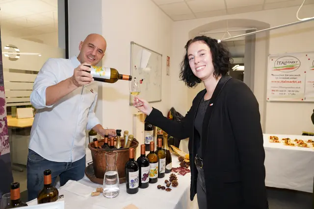  Dino vom Weingut Albafiorita aus Latisana mit Redakteurin Chiara Kresse.  | Foto: Birgit Gehrke