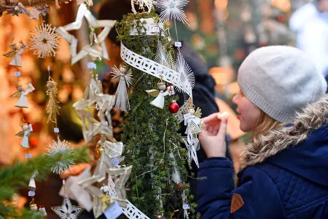 "Wenn die Liebe zum Handwerk entsteht, werden Kunstwerke verwirklicht", lautet das Motto der Andorfer Vorweihnacht, die von 7. bis 9. November 2025 im VAZ Pramtal und am Andorfer Volksfestgelände stattfindet.  | Foto: Smarterpix/Spitzi