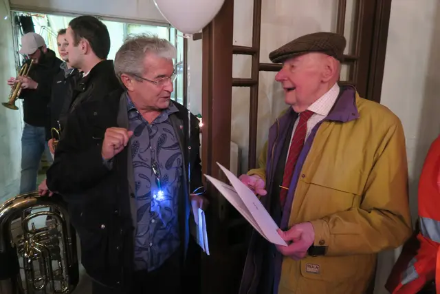 Von Bezirksrat Gerhard Graf (SPÖ, li.) bekam er eine Urkunde überreicht. | Foto: Patricia Hillinger/MeinBezirk