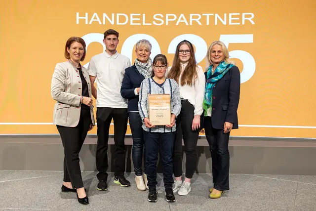 Landesrätin Michaela Langer-Weninger (links) mit dem Team vom Mini Markt in Wesenufer und Hottelleiterin Margarete Durstberger (rechts).  | Foto: Land OÖ/Margot Haag