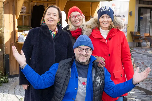 Stiegl-Gut Wildshut-Gründerin Alessandra Kiener (v.re.) und die beiden Slow Food Salzburg-Präsidentinnen Alexandra Picker-Rußwurm und Ilse Fischer genießen mit Edelgreissler Herwig Ertl Kulinarik mit Weitblick.
 | Foto: Günter Freund/wildbild