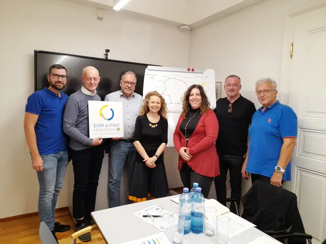 Alexander Wimmer, Bürgermeister Johannes Berthold, Herbert Muthenthaler, Regionalberaterin Doris Haidvogl von der NÖ Dorf-Stadterneuerung, Heidelinde Esberger, Amtsleiter Gerald Schalkhammer, Josef Gartner.  | Foto: Dorf- und Stadterneuerung