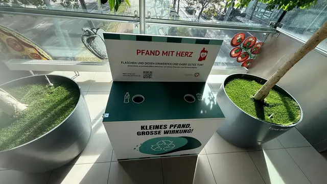 "Kleines Pfand, große Wirkung" steht auf den beiden neuen Spende-Pfandboxen im Donauzentrum. | Foto: Samariterbund