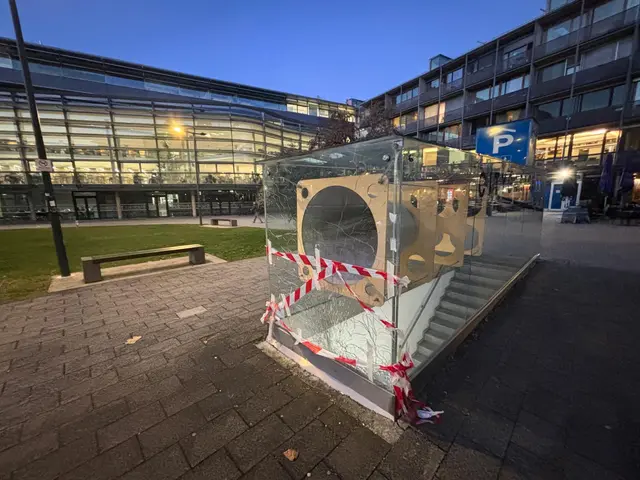 Seit mehreren Monaten ist die Glaskonstruktion auf dem Sowi Campus in Innsbruck beschädigt. Nun werden die Reparaturen glücklicherweise angegangen. | Foto: Kendlbacher