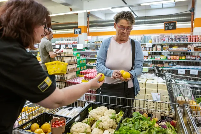 Das Gros der Kundschaft der Sozialmärkte sind Armutsbetroffene, die weniger als 60 Prozent des Medianeinkommens der Gesamtbevölkerung zur Verfügung haben. | Foto: Wiener Hilfswerk / Reiner Riedler