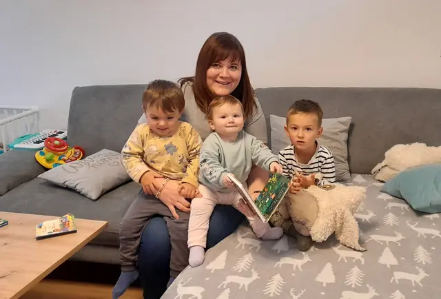 Ob beim Vorlesen oder Spielen – Familienhelferin Isabella Fischer schafft es, Kinder rasch für sich zu gewinnen. | Foto: Caritas OÖ